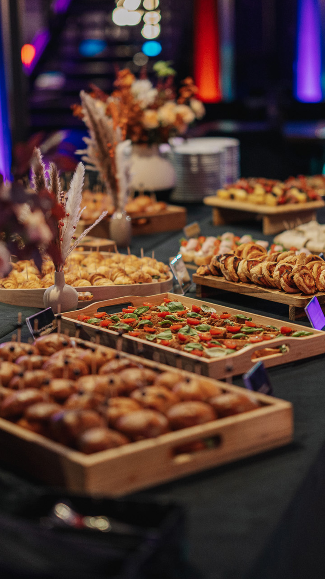 Wystawne zakończenie dnia. Bufety pełne różnorodnych dań, elegancka aranżacja i obsługa na najwyższym poziomie – by każdy gość poczuł wyjątkową atmosferę.