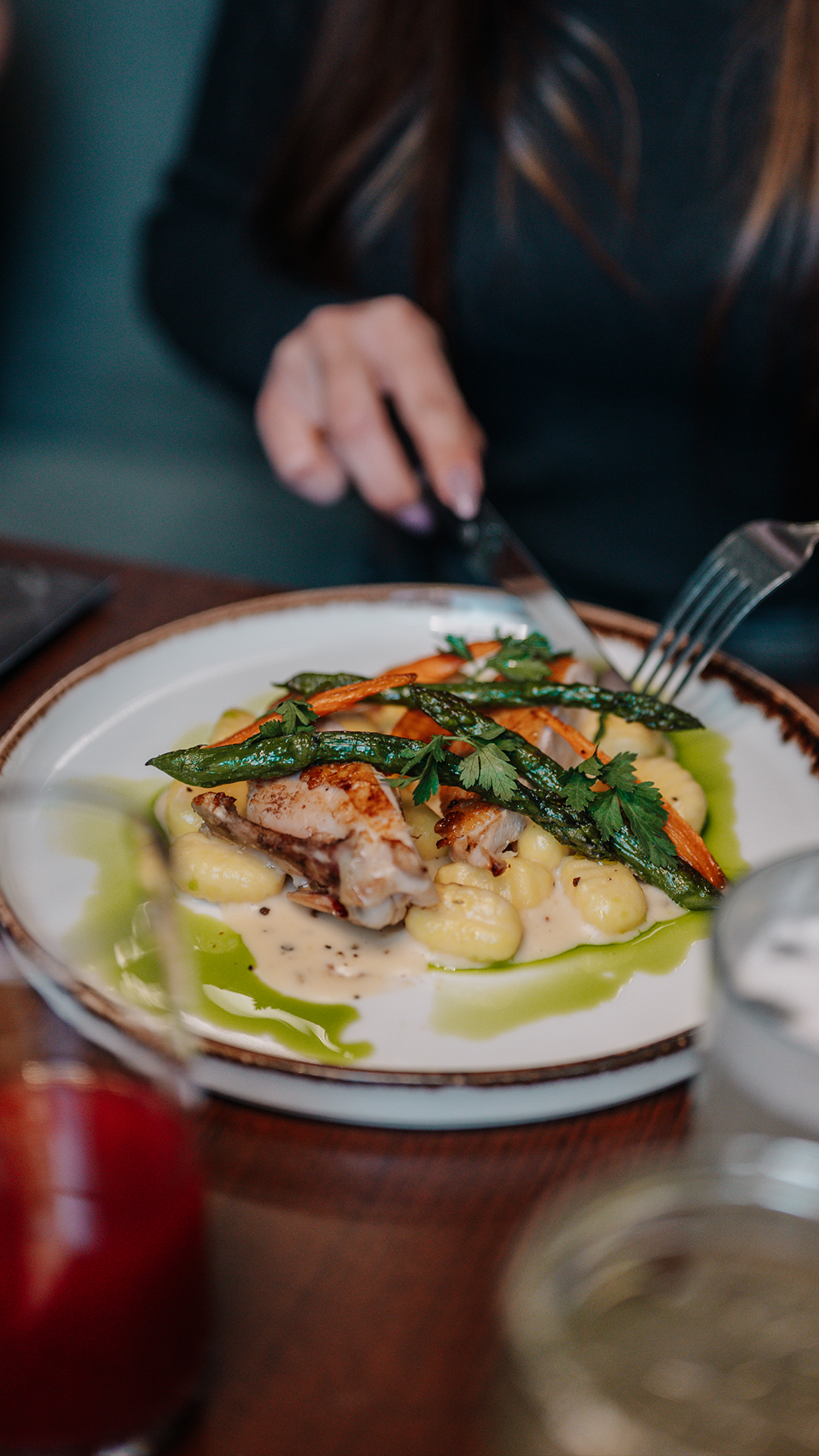 Pełnowartościowe zestawy obiadowe w eleganckiej formie. Dopasowane do harmonogramu spotkania, serwowane punktualnie i zawsze w najwyższej jakości.