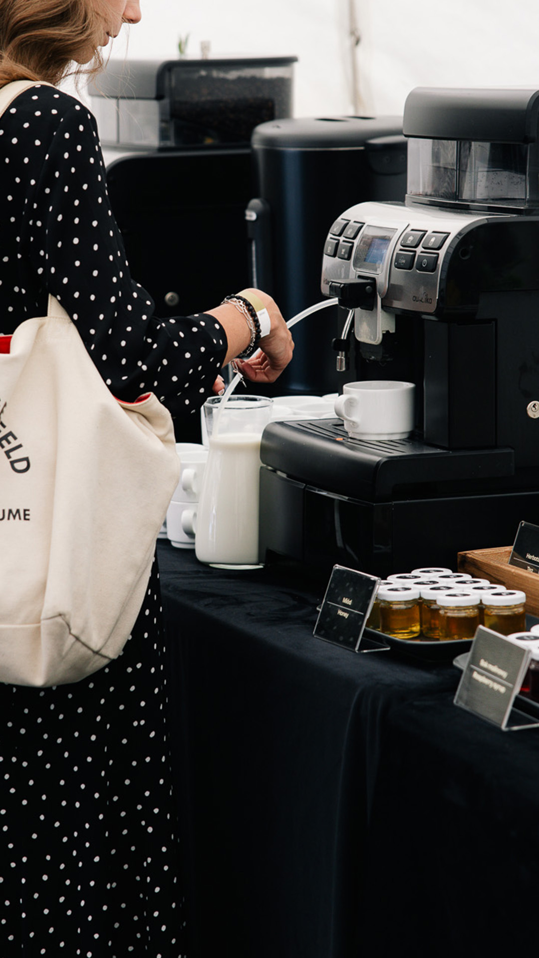 Klasyka konferencji i szkoleń. Aromatyczna kawa, świeżo wypiekane słodkości i lekkie przekąski, które pozwalają złapać oddech i dodać energii w trakcie dnia.